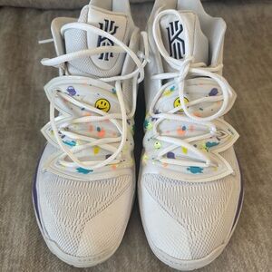 men’s  White Basketball Shoes